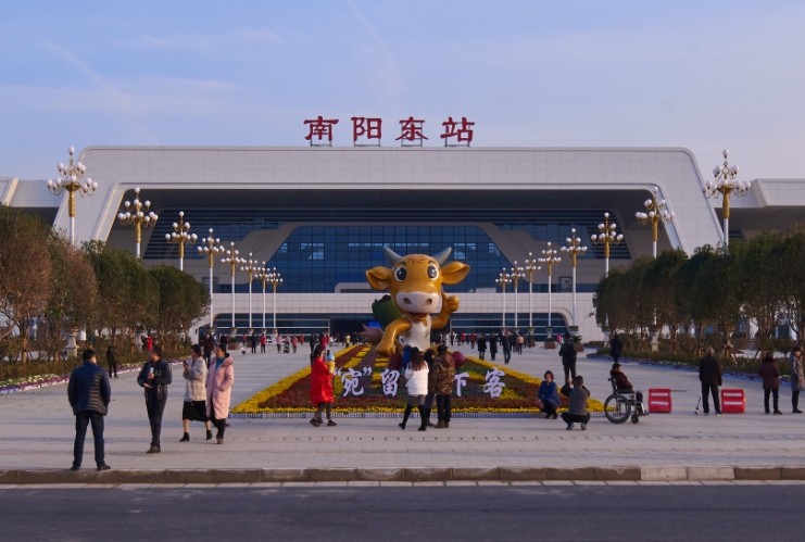南陽(yáng)東高鐵站led屏廣告